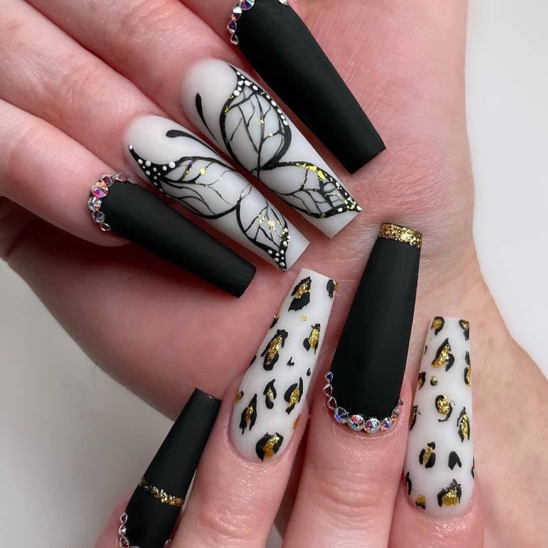 PRESS ON MANICURE BUTTERFLY WEARING LEOPARD-PRINT CON COLLA